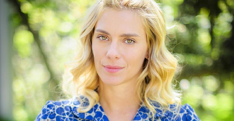 Carolina Dieckmann mostra dia de beleza com máscara de argila