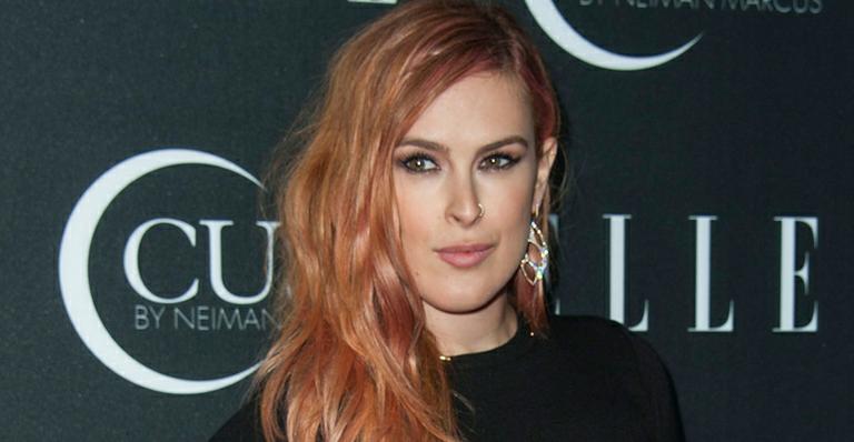 Filha de Bruce Willis e Demi Moore quase mostra demais em vestido decotado