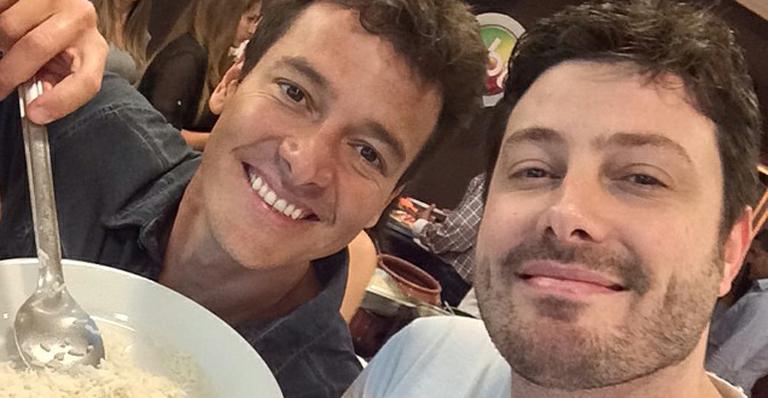 Rodrigo Faro almoça com Danilo Gentili no bandejão do SBT