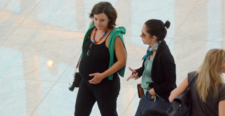 Grávida de 9 meses, Regiane Alves exibe barrigão em shopping