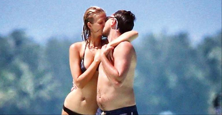 Em Bora Bora, o casal Leonardo Dicaprio e Toni Garrn troca carinhos no mar