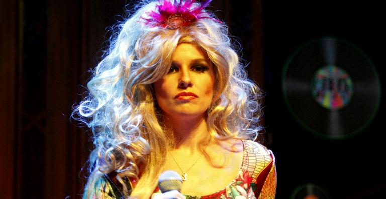 Com peruca loira, Mariana Belém faz show em São Paulo