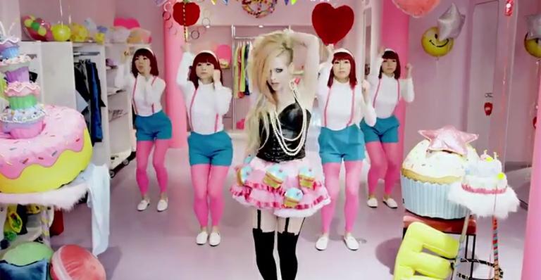 Avril Lavigne rebate acusações de racismo em novo clipe: “Eu amo a cultura japonesa”