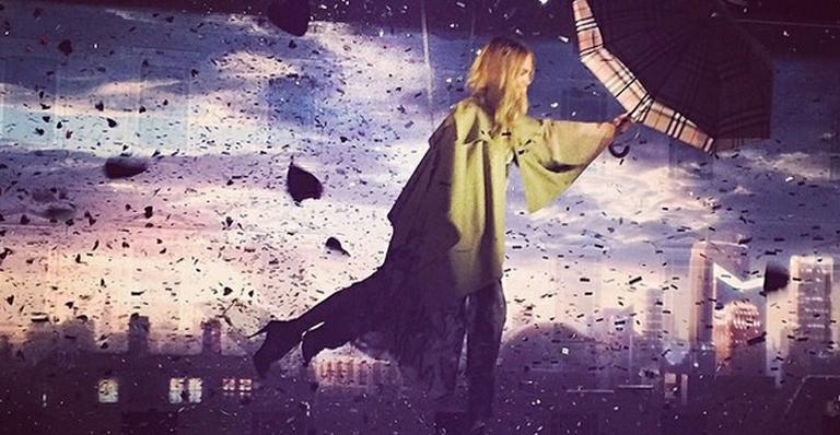 Cara Delevingne voa em desfile da Burberry. Assista ao vídeo