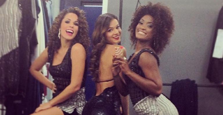 Erika Januza mostra fotos dos bastidores de Em Família com Bruna Marquezine