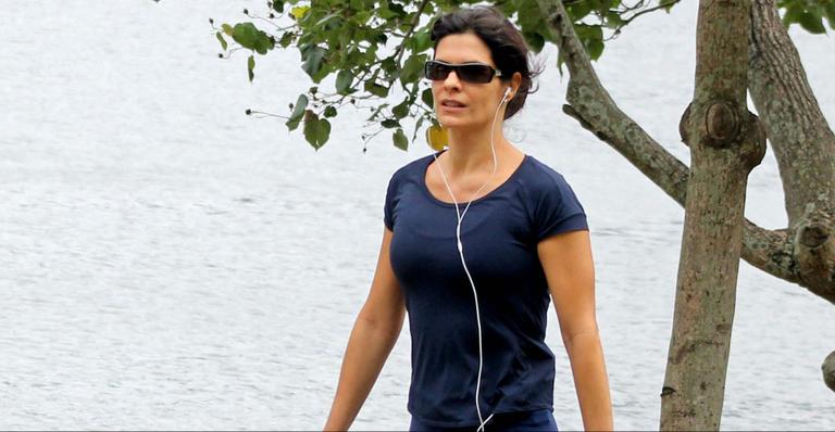 Helena Ranaldi relaxa ouvindo música ao mesmo tempo em que se exercita
