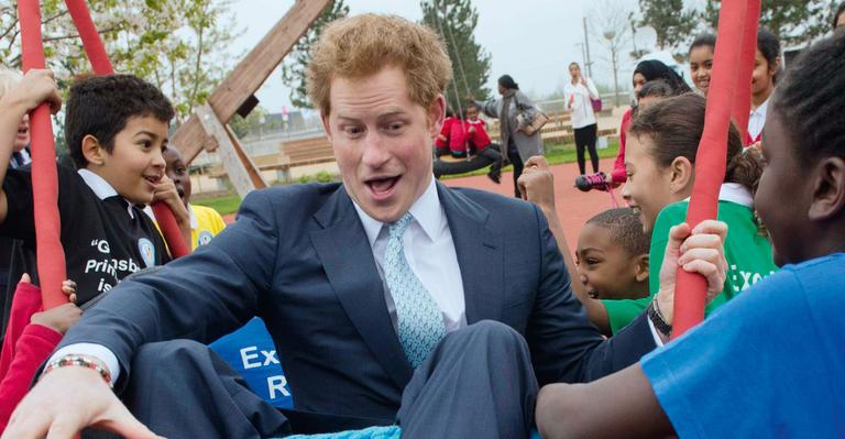Príncipe Harry se diverte durante visita ao Queen Elizabeth Olympic Park