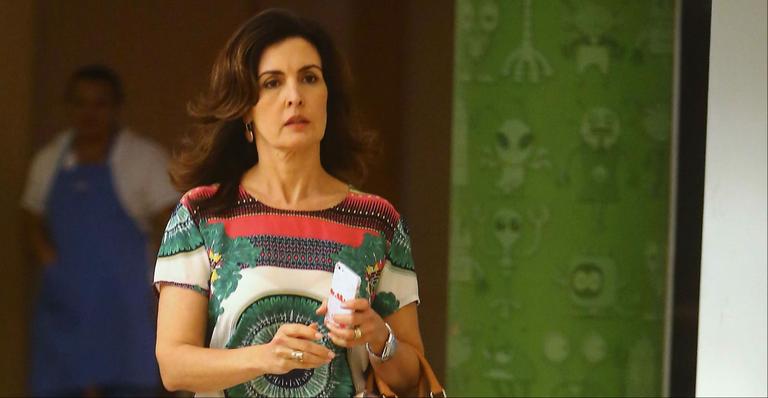 Fátima Bernardes confere as novas tendências da moda em um shopping carioca