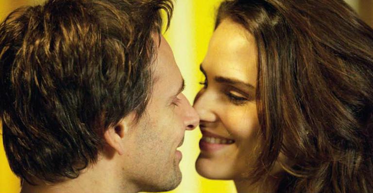 Fernanda Tavares e Murilo Rosa trocam carinhos durante sessão de fotos no Rio