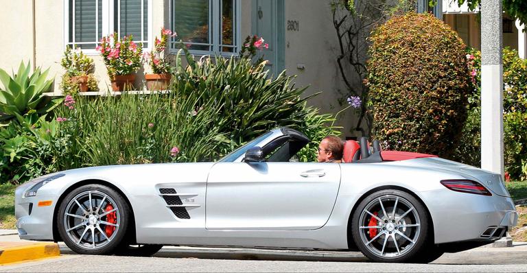 Astro Arnold Schwarzenegger passeia em L.A. com precioso carro de sua coleção