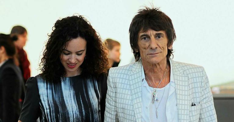 Ron Wood e Sally Humphreys vistos em clima de romance após voltar de viagem