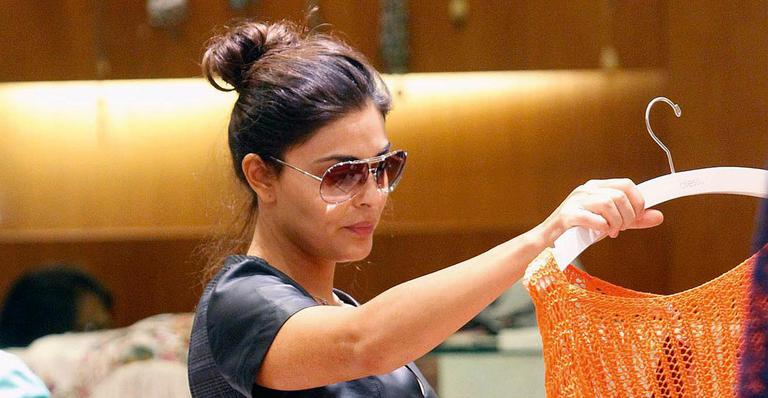 No ar em Meu Pedacinho de Chão, Juliana Paes faz compras em shopping carioca