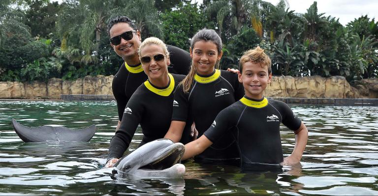 Carla Perez e Xandy fazem viagem com os filhos para Orlando, nos EUA