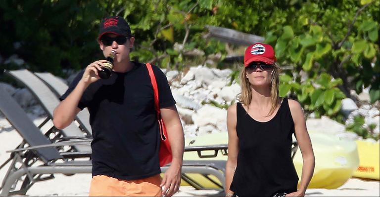Casal Heidi Klum e Vito Schanabel relaxa em praia paradisíaca do México