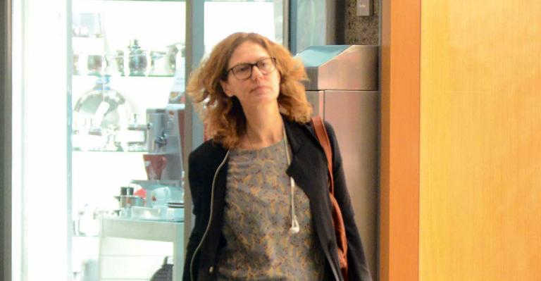 Patrícia Pillar é flagrada passeando e fazendo compras em shopping carioca