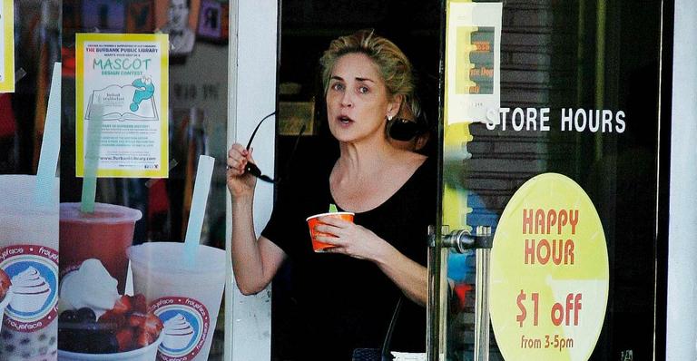Sharon Stone é vista com look casual após se recuperar de recaída de uma gripe