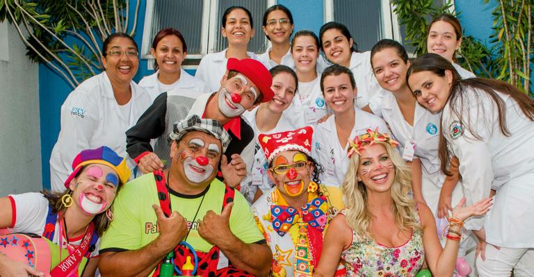 Karina Bacchi visita crianças em hospital com os palhaços da Trupe do Bem