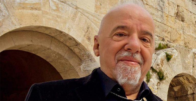 Após Maitê Proença, autor Paulo Coelho também faz promessa de ficar nu por time: ‘Sem pintura’