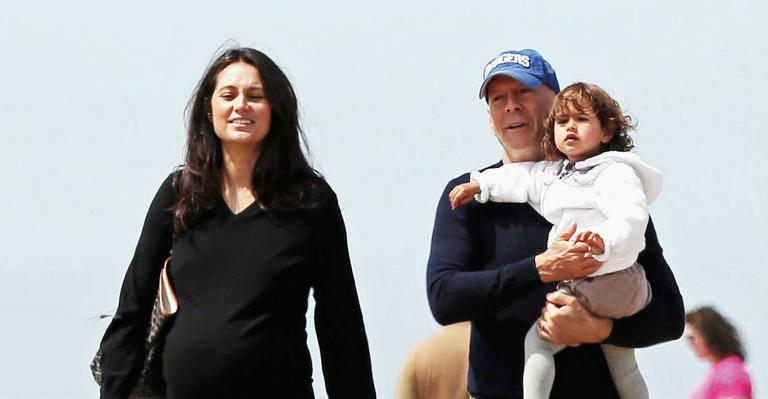 Bruce Willis curtiu a família em passeio na praia de Santa Mônica, Califórnia