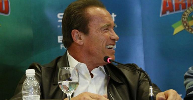 No Brasil, Arnold Scwarzenegger esbanja sorrisos em coletiva de imprensa