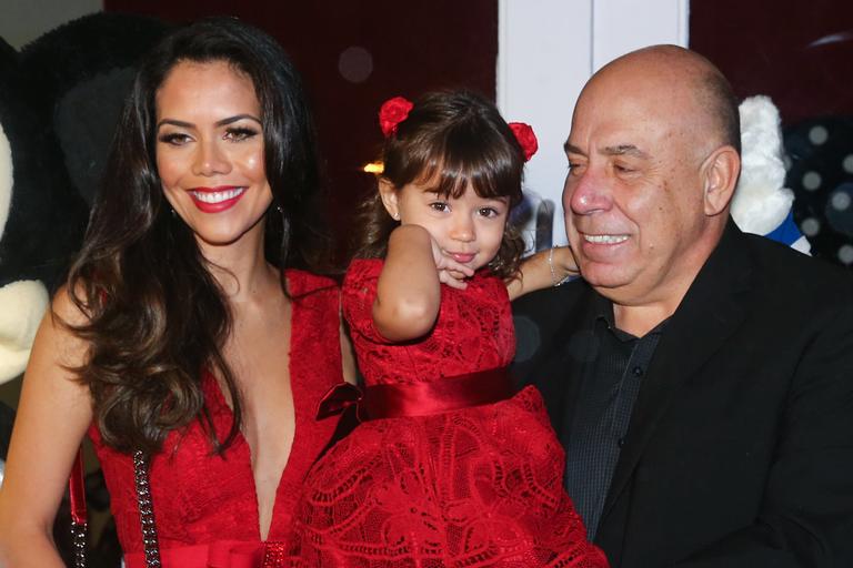 Daniela Albuquerque conta que compra roupa barata para a filha