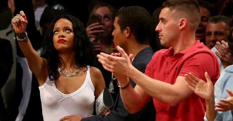 Rihanna vai a jogo de basquete sem sutiã e faz pose sensual