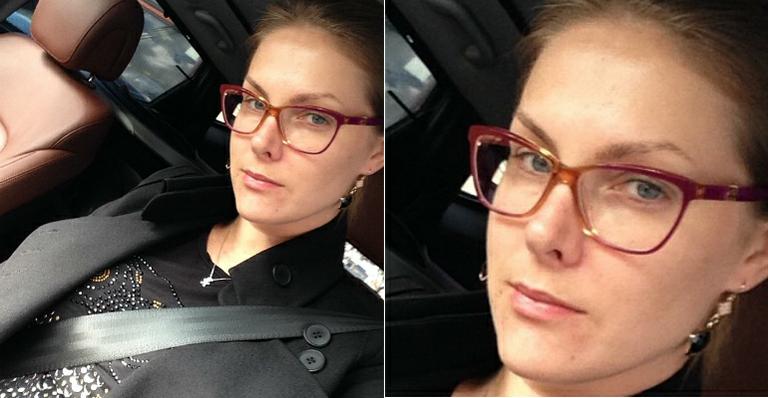 Sem make e de óculos de grau, Ana Hickmann volta ao trabalho