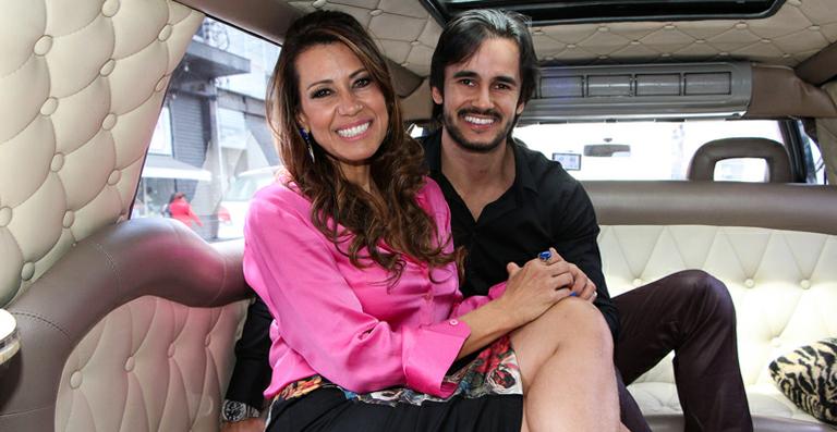 Solange Frazão chega de limousine em loja com o namorado 22 anos mais jovem