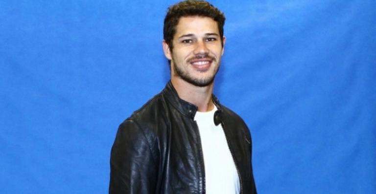 Michê metrossexual em série, José Loreto não é vaidoso: “Se deixar, saio rasgado”