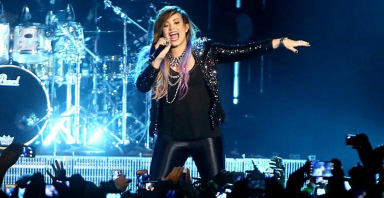 Em turnê pelo Chile, Demi Lovato grava vídeo contra homofobia