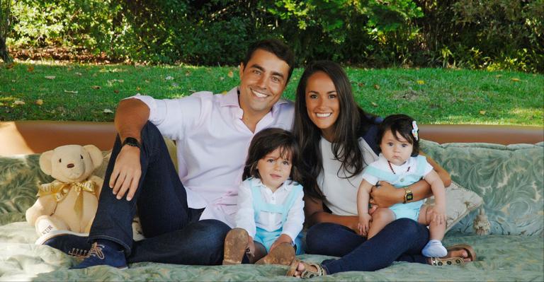 Ao lado da esposa, Ricardo Pereira apresenta a sua filha caçula, Chiquinha