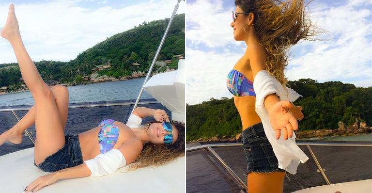 De biquíni, Paula Fernandes sensualiza em passeio de lancha