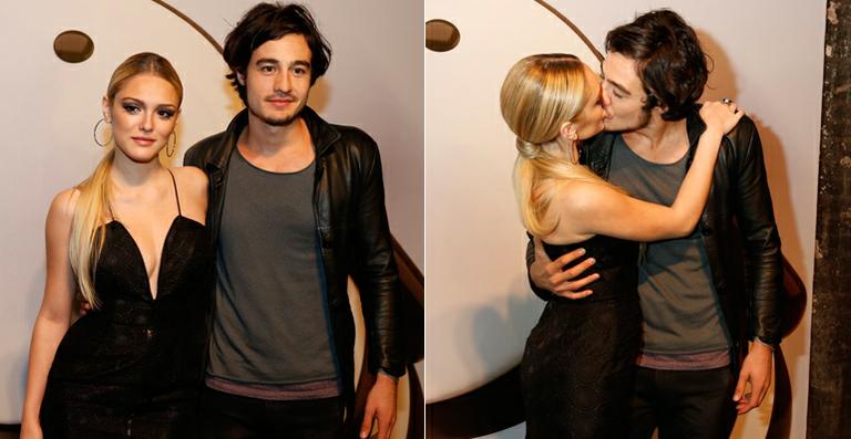 Isabelle Drummond  troca beijos com o namorado, Tiago Iorc, em festa