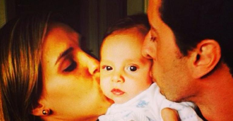 Karyn Bravo parabeniza o filho de três meses: “Nós te amamos muito”