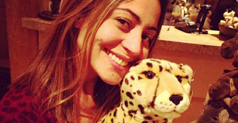 Na África, Carol Castro faz “safári” com bichos de pelúcia