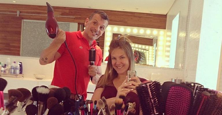 Ana Hickmann faz ‘selfie’ e se prepara para gravação do ‘Domingo Show’