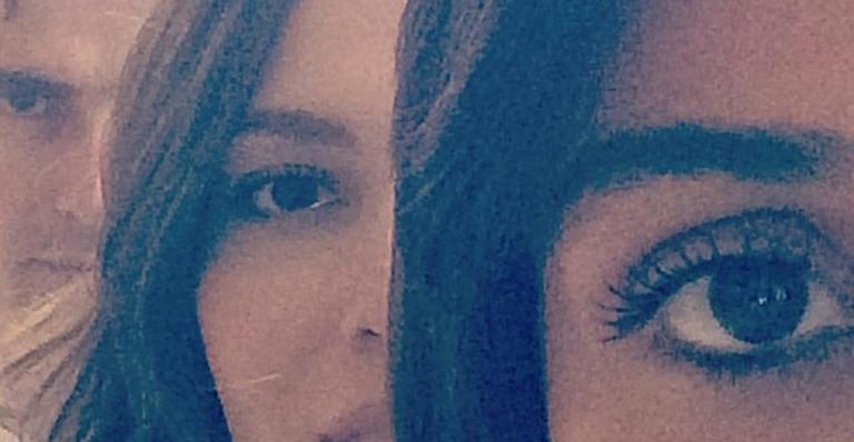 Triângulo amoroso de Em Família tira foto nos bastidores das gravações