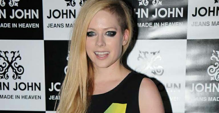 No Brasil, Avril Lavigne curte festa em São Paulo