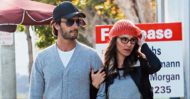 Rodrigo Santoro e Mel Fronckowiak caminham após almoço juntos na Califórnia