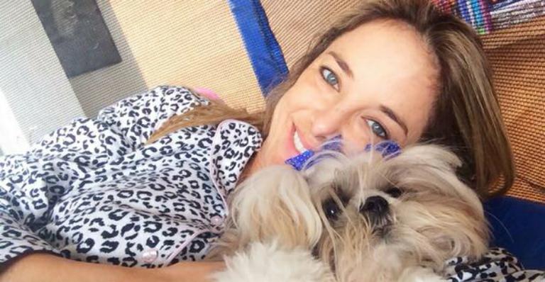 No feriado, Ticiane Pinheiro faz foto sem make com cachorrinha
