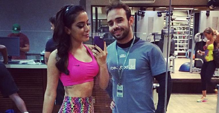 Após lipo, Anitta posa com a barriga de fora e fala sobre mudança de hábitos