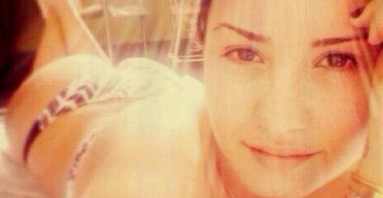 No Brasil, Demi Lovato exibe boa forma de biquíni