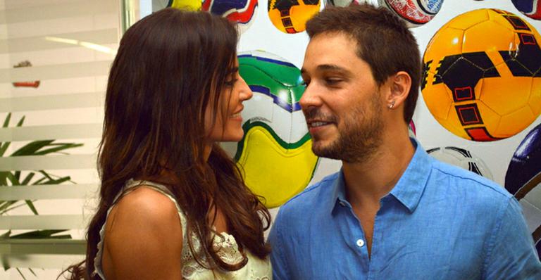 Deborah Secco e o namorado, Bruno Torres, juntos em festival de cinema