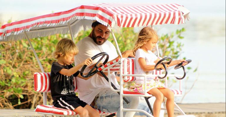 Thiago Lacerda passa tarde no RJ brincando com os filhos, Gael e Cora