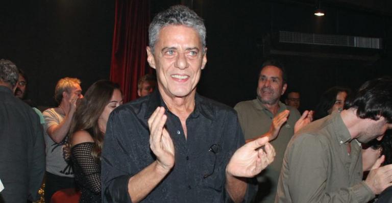 Chico Buarque prestigia espetáculo com suas canções