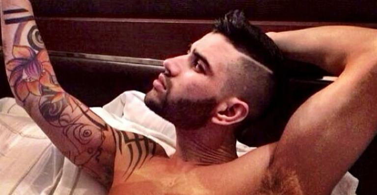 Gusttavo Lima muda o corte de cabelo e exibe os músculos na web