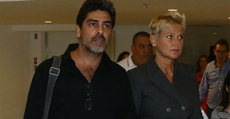 Xuxa e Junno Andrade vão ao teatro no Rio de Janeiro
