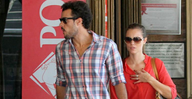 De férias, Paolla Oliveira curte churrascaria com o marido, Joaquim Lopes
