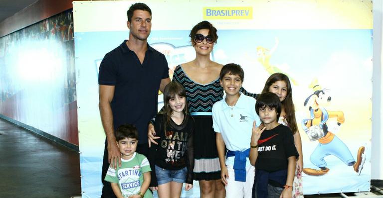 Juliana Paes vai ao Disney On Ice com o filho e o marido