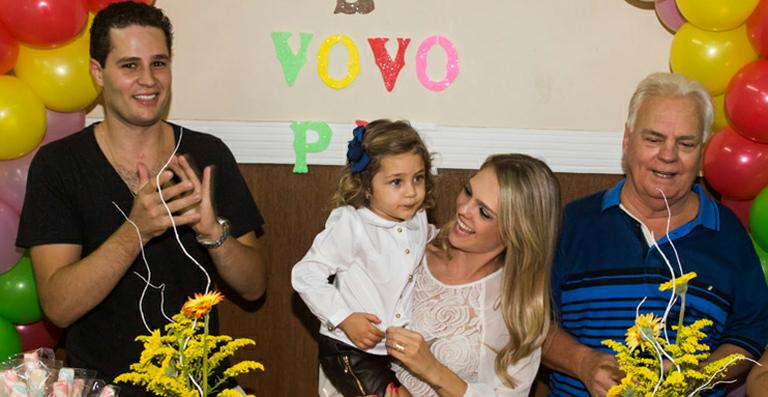 Pedro Leonardo canta na festinha da filha Maria Sophia